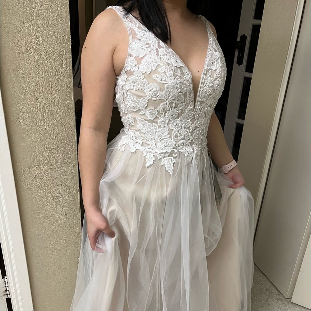 NWT US4 ASOS BRIDAL Beaded Lace Wedding Dress with Plunge Neckline